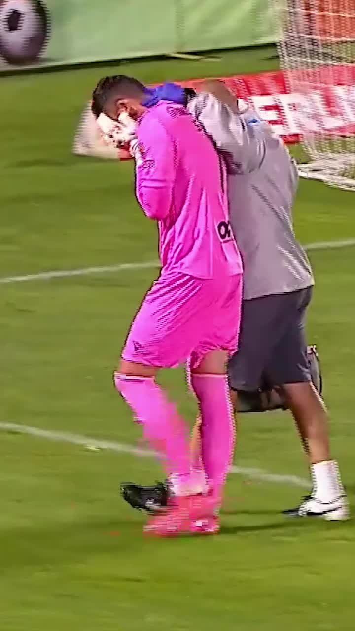Straton a ieșit plângând    FOTO:  Portarul lui FC Argeș   s-a accidentat  în prima repriză a meciului cu Petrolul și a fost de neconsolat după schimbare