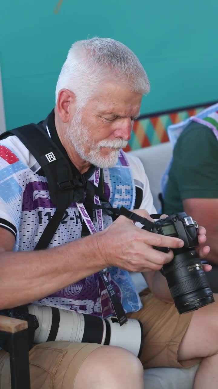 Apariție surprinzătoare     FOTO:  Președintele Cehiei, prezent la   MP al Ungariei ca fotograf!