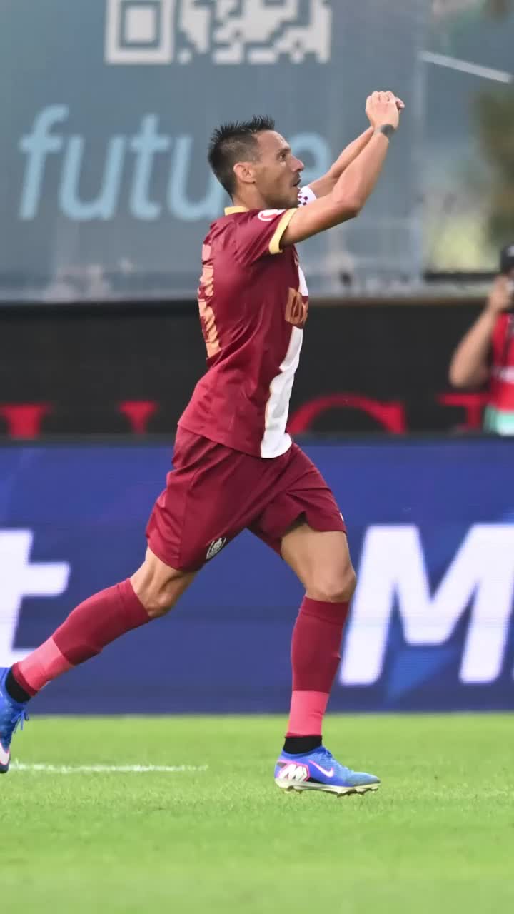 Camora, „săgeți” către contestatari    VIDEO+FOTO:  Gesturile făcute de veteranul CFR-ului, după ce a marcat în Liga 1   la 39 de ani:  „Am avut încredere”