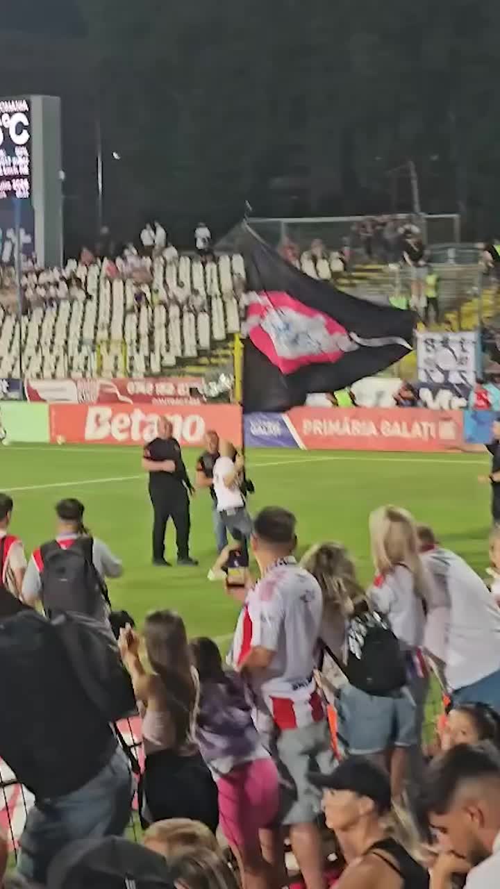 Scos cu forța din stadion!  Un fan al Oțelului,  gesturi provocatoare în fața galeriei lui Dinamo  + reacția fanilor roș-albi