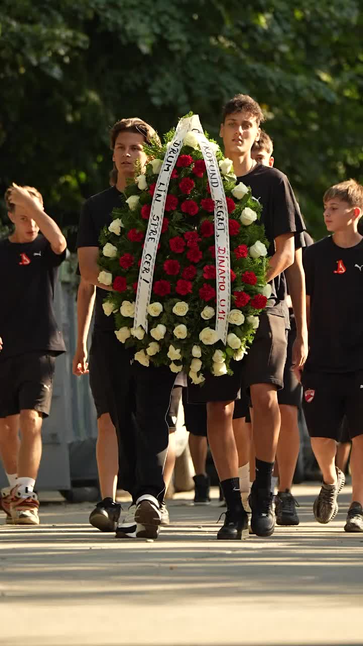 Imagini triste   Conducerea, jucătorii și antrenorii de la  Dinamo  au fost prezenți la priveghiul lui Constantin Covaciu. Și-a făcut apariția și Alex Dobre