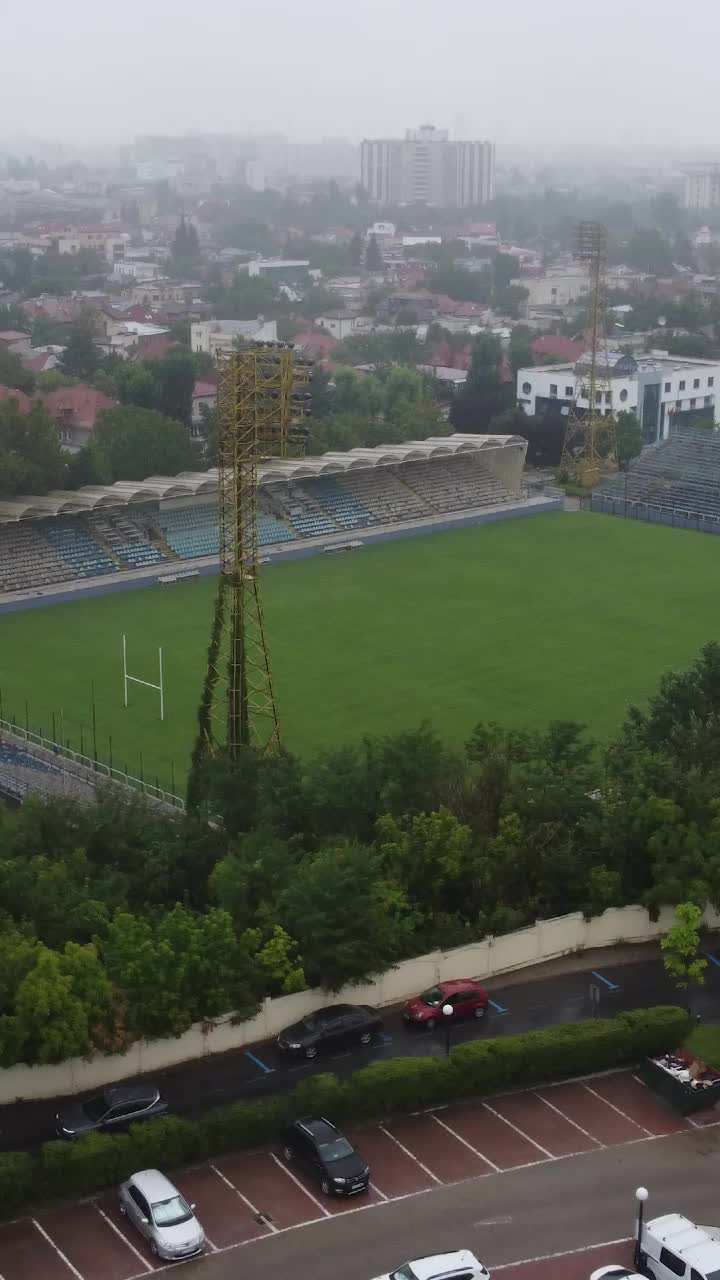 Monumentul nepăsării   FOTO+VIDEO.  Contrast ȘOCANT la stadionul Cotroceni: gazon peste Ghencea, dar  tribunele se prăbușesc sub ochii BNR