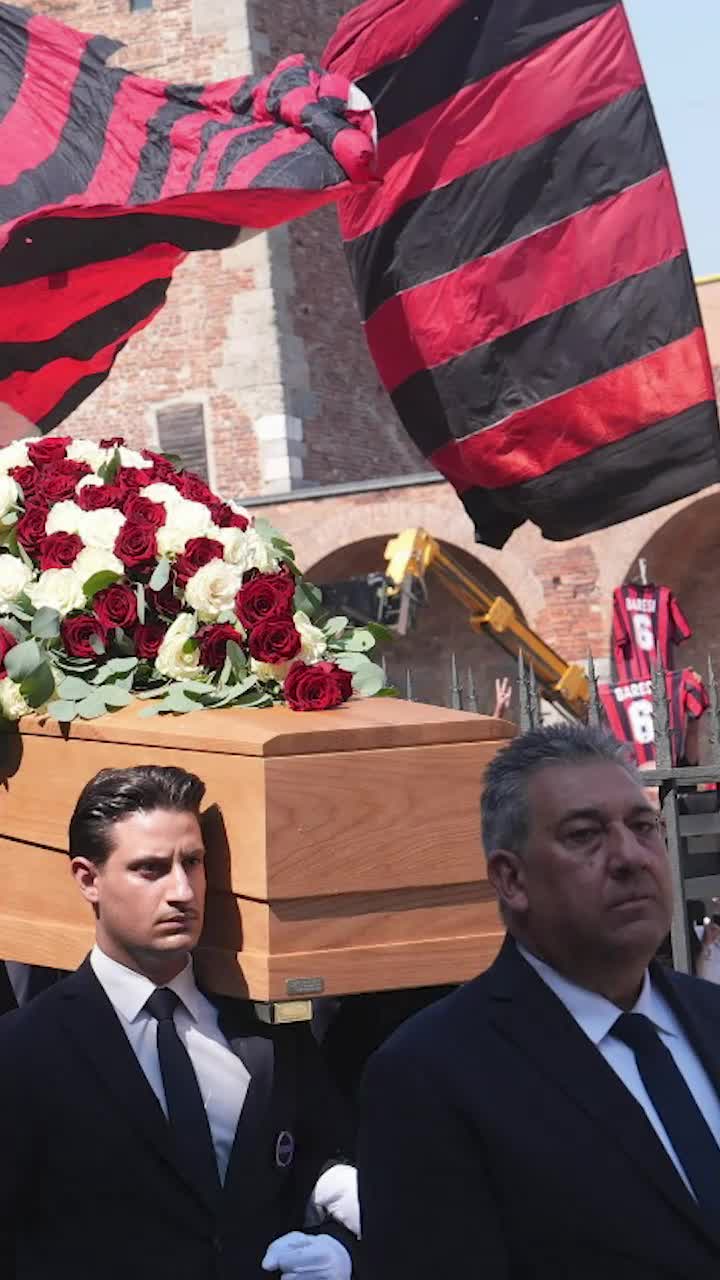 Legende ale fotbalului și mii de oameni   Ultimul omagiu pentru  Franco Baresi:  scandări, torțe și multă emoție la funeraliile căpitanului legendar al lui AC Milan