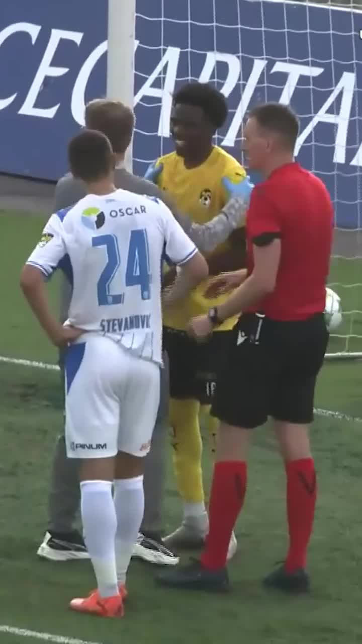 Momente de panică la KuPS - Craiova   FOTO.  Abia se ținea pe picioare și  se plimba dezorientat în poartă!  Dus de urgență la spital