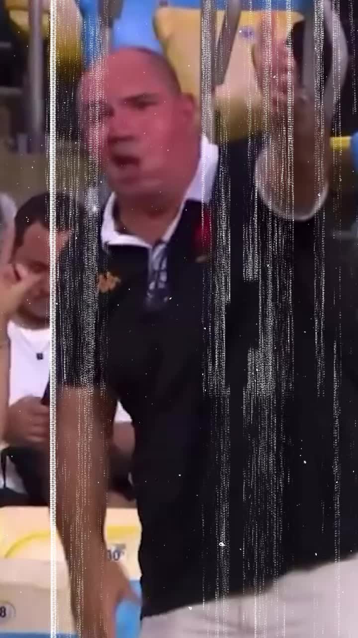 Copil prins la mijloc   VIDEO  Imaginile care au făcut înconjurul lumii! Rivalitate maximă pe stadion:  părinții se certau  legat de meci, ce făcea fiul lor
