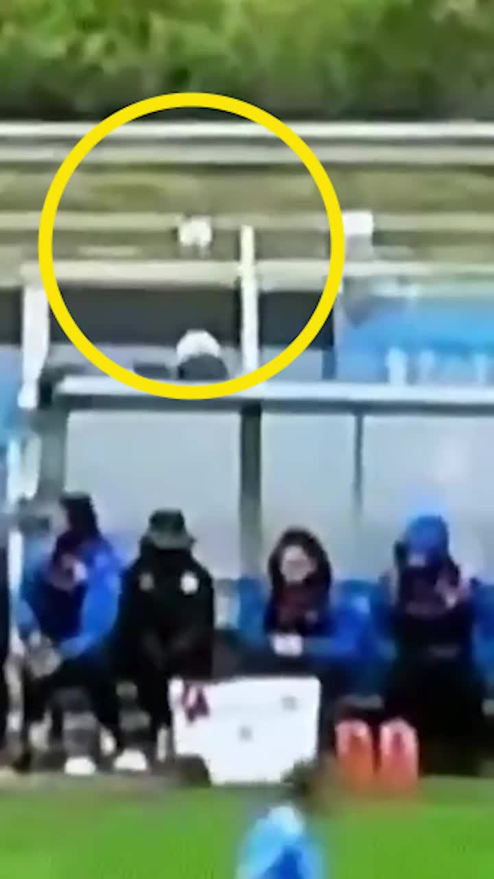 Moment incredibil la un meci   VIDEO.  Mingea a ieșit din stadion și  a provocat un accident rutier.  Imaginile s-au viralizat imediat