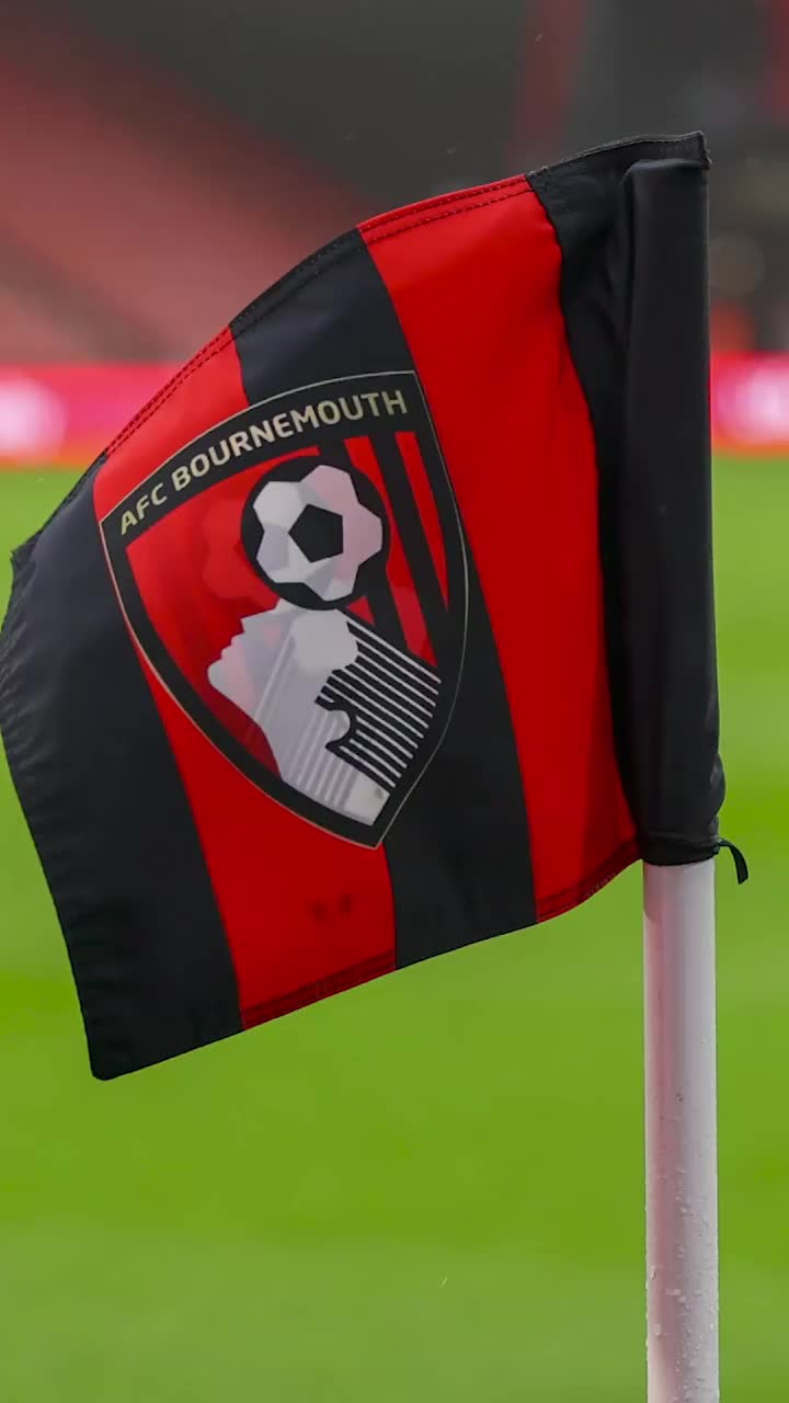„Abordare dezgustătoare”  După aproape 60 de ani la Bournemouth, a fost  anunțat prin e-mail  că nu-i va fi reînnoit contractul: „Fără pic de inimă!”