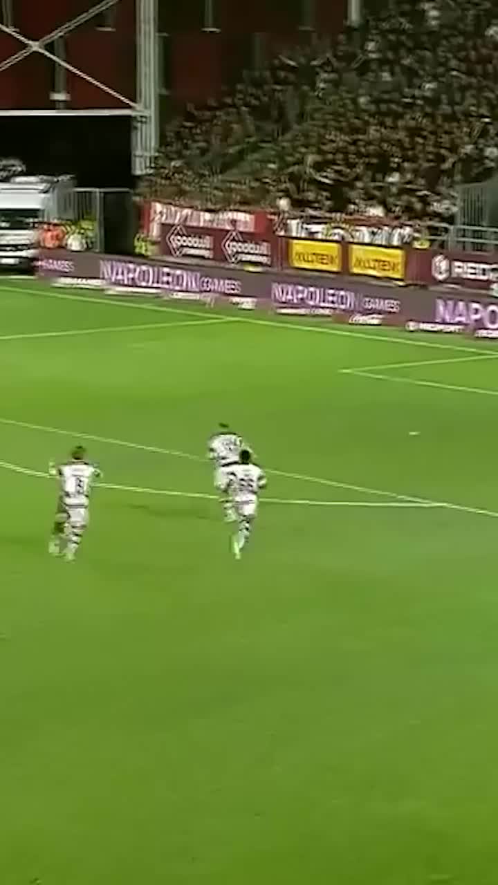 Dinamo o răpune pe Rapid   VIDEO.   „Câinii” dau lovitura  în Giulești! Cum arată clasamentul
