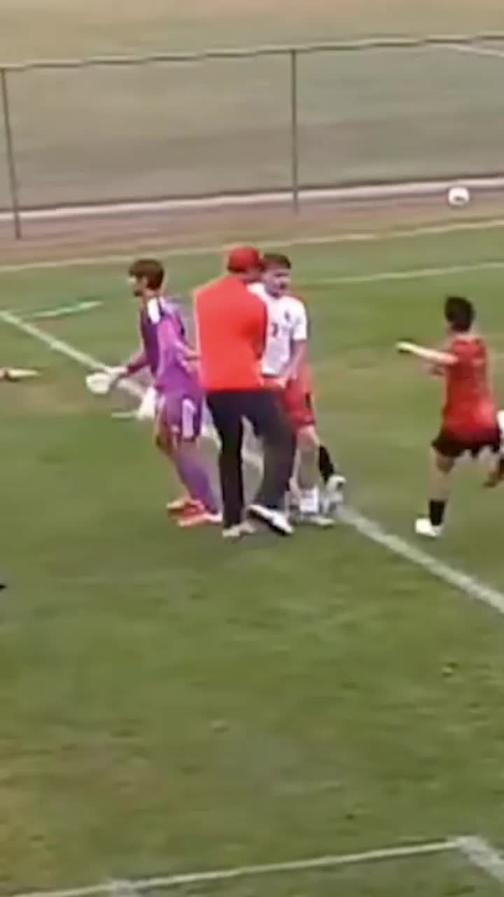 Bătaie după un duel umăr la umăr   VIDEO.  Scene șocante între liceeni: s-a năpustit asupra adversarului și  l-a lovit cu pumnii și cu piciorul