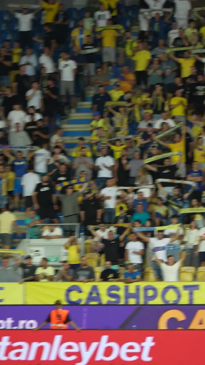 Scenografii din Slavici și Nichita FOTO: Spectacol &icirc;n tribune la Petrolul - Rapid: &bdquo;Moara cu noroc&rdquo;, Ploieștiul interbelic, mesaj dur și peluza alb-vișinie