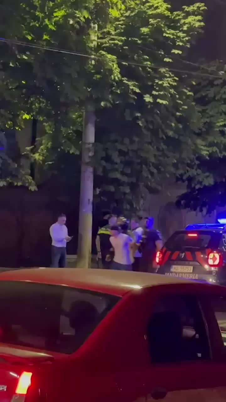 Rețineri după derby    VIDEO:   Suporterii de la Petrolul și Rapid  s-au luat la bătaie  după meci, forțele de ordine au intervenit » De la ce a pornit totul