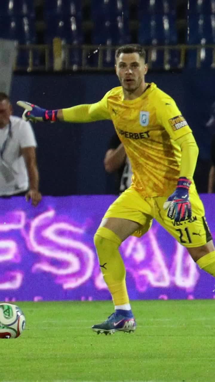 Putea fi eroul Craiovei  Laurențiu Popescu  a apărat două penalty-uri,  dar nu i-a putut salva pe olteni: „N-am înțeles repetarea”