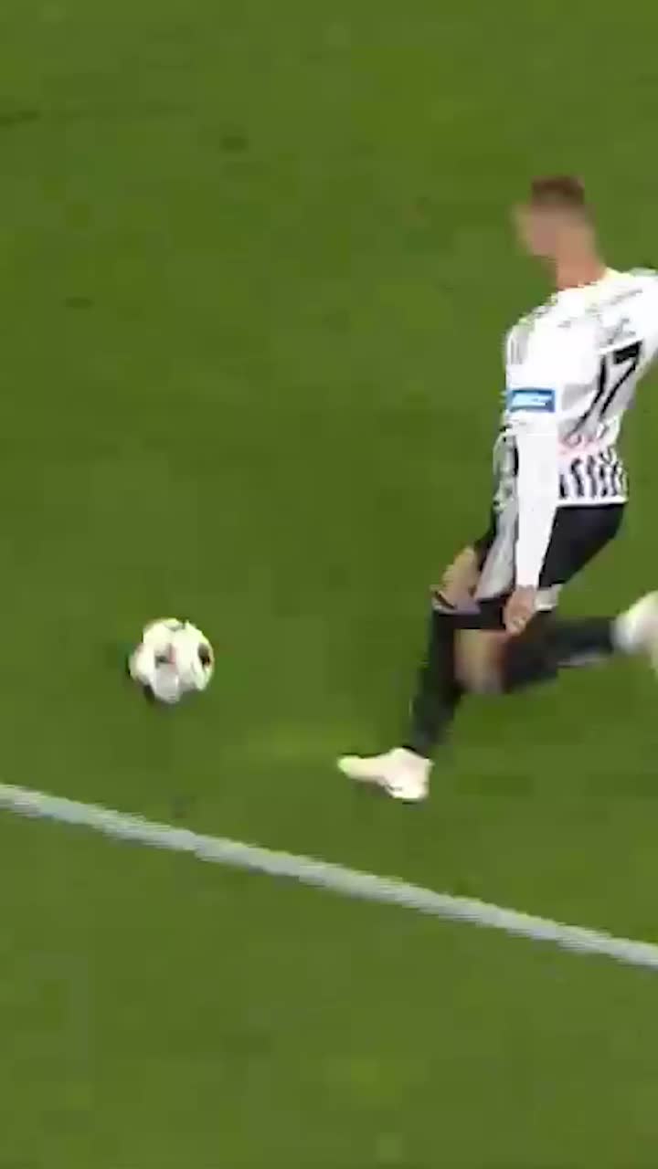 GOLAZO  Lukic   FOTO:   Gol de senzație dintr-o  poziție aproape imposibilă!  Gafă imensă făcută de portarul dat de FCSB