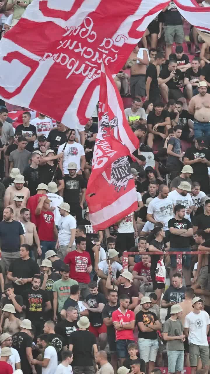 Au susținut un criminal de război   FOTO-VIDEO.  Ultrașii Stelei Roșii,  gest scandalos în Europa League,  după moartea generalului acuzat de genocid