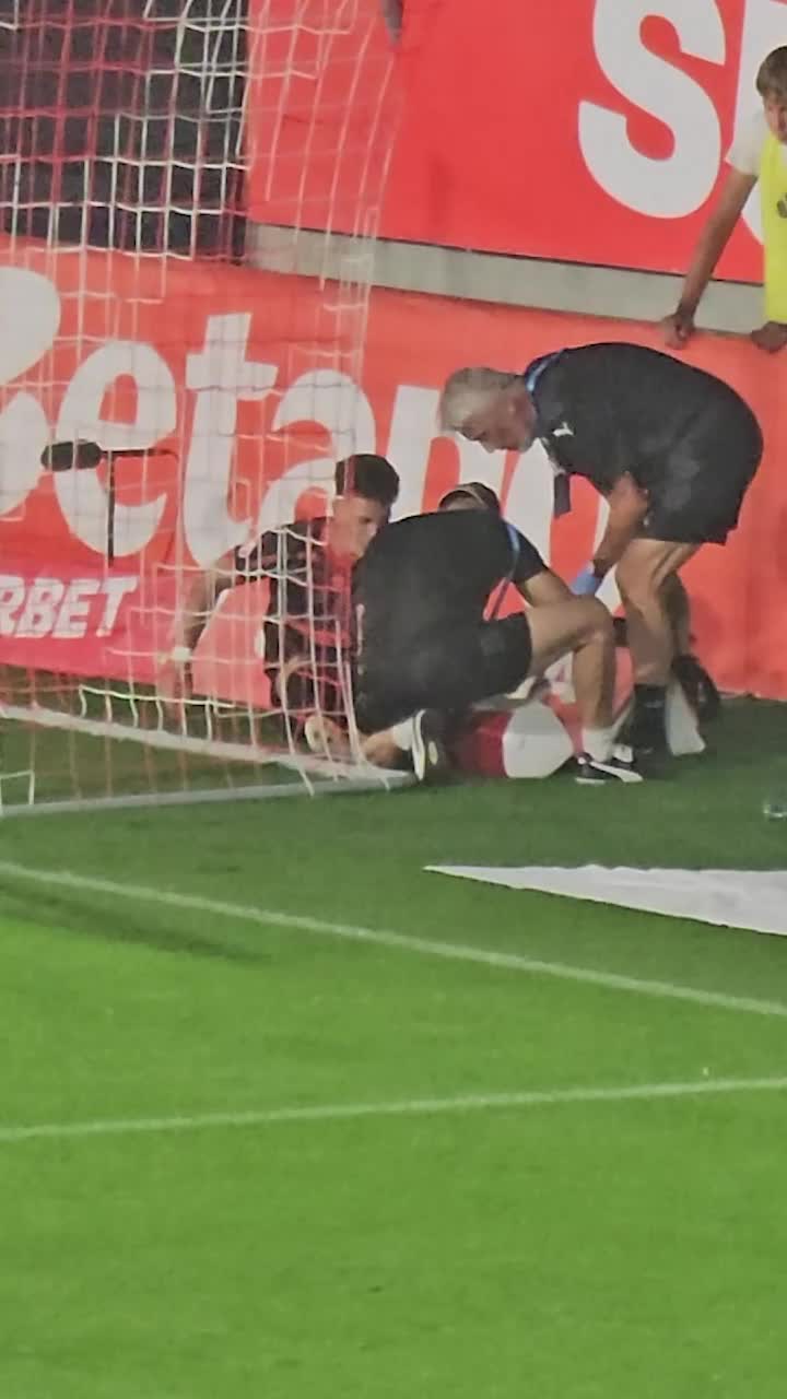 Accidentat de covor!   VIDEO+FOTO.   Pariul lui Nuno Campos,  scos din joc într-un mod incredibil! Înlocuit cu un debutant