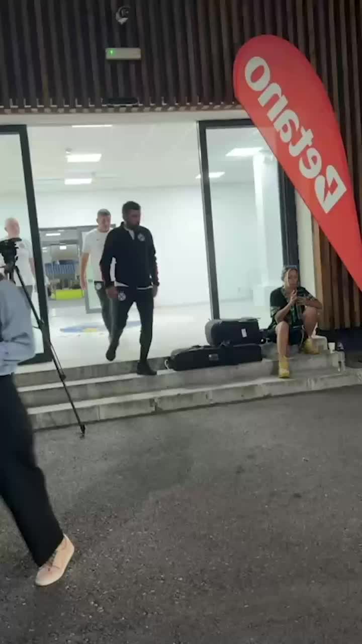 Baciu, scene incredibile după meci   VIDEO.  S-a certat cu fanii în timp ce dădea autografe:  „Hai să jucați voi, mă!”