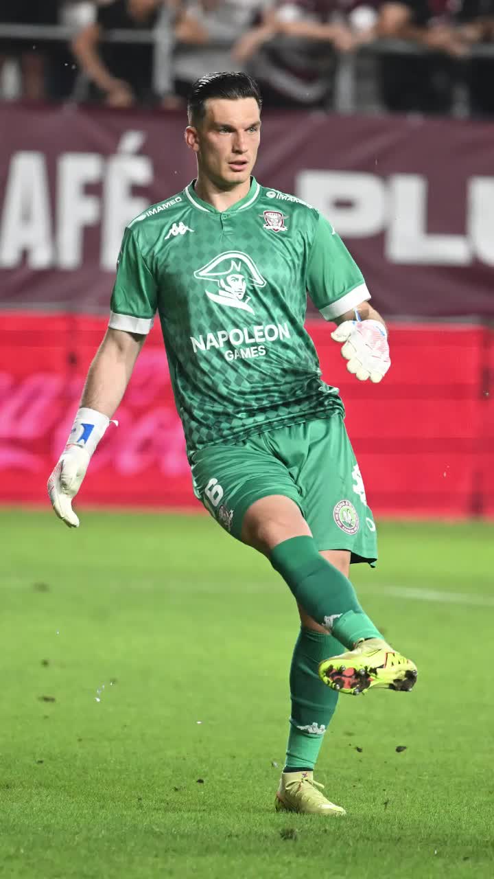 Aioani, dublă eroare la gol!   FOTO.  Portarul Rapidului  i-a făcut cadou Craiovei  deschiderea scorului în Giulești