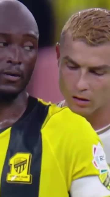 Ce-ai acolo?😅   VIDEO+FOTO.   Cristiano Ronaldo,  moment viral în derby-ul din Golf » „Înțepat” de rivali