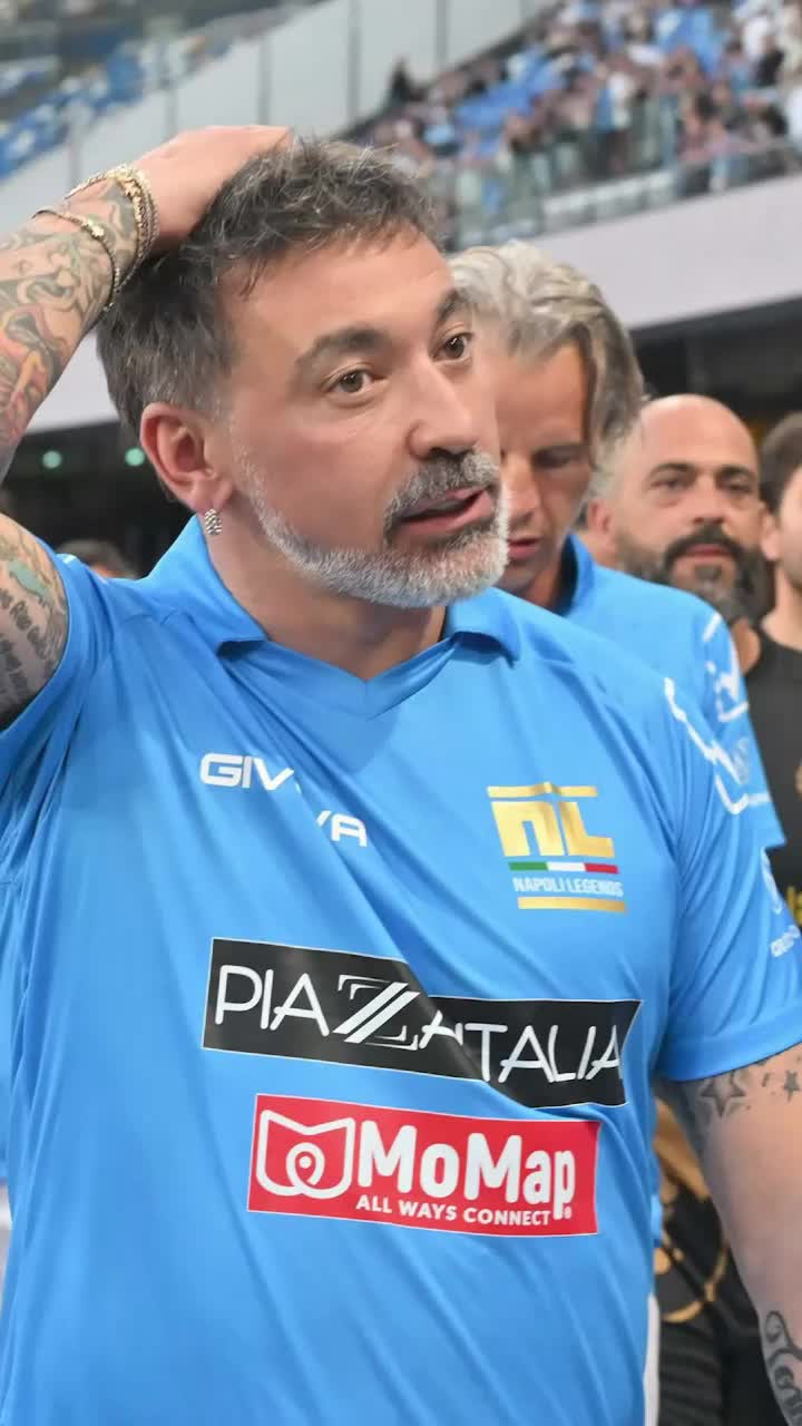 A tremurat tot interviul!  Imaginile cu legenda lui  Napoli  i-au răscolit pe fani: „Se mișcă necontrolat” 