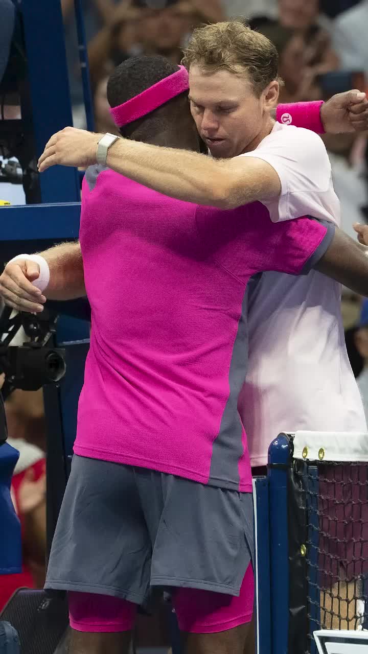 Moment emoționant la US Open    VIDEO.   A plâns în brațele adversarului  după un thriller de 5 seturi