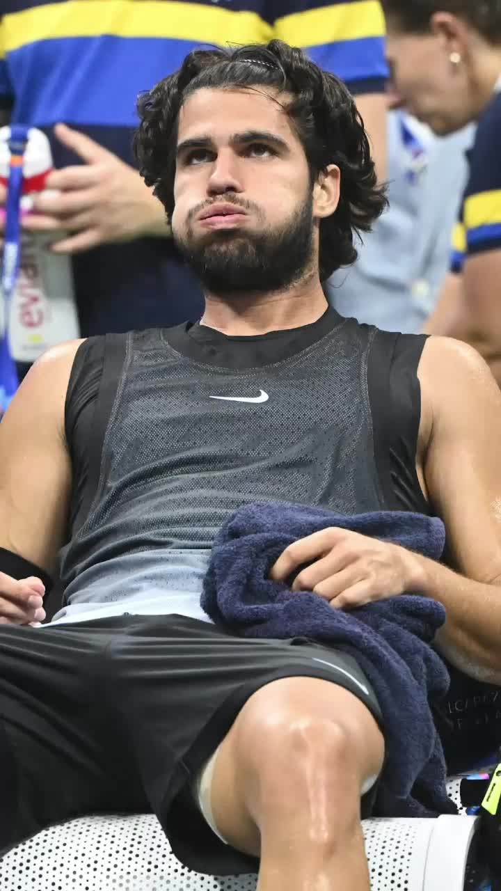 Meci crunt pentru Alcaraz   VIDEO.  Spaniolul a vomitat pe teren înainte de  setul decisiv  de la US Open + Conflict cu cameramanul