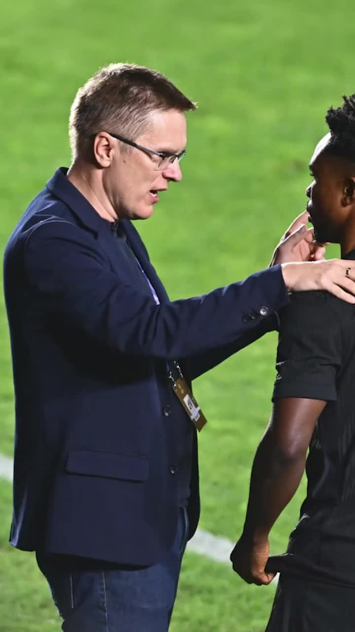 Uluitoarea ascensiune spre Ligă  Antrenorul lui Sabah,  de la „Vrei să fii milionar?” pe „Old Trafford”,  la debutul  în Champions. A fost grădinar și a livrat ziare