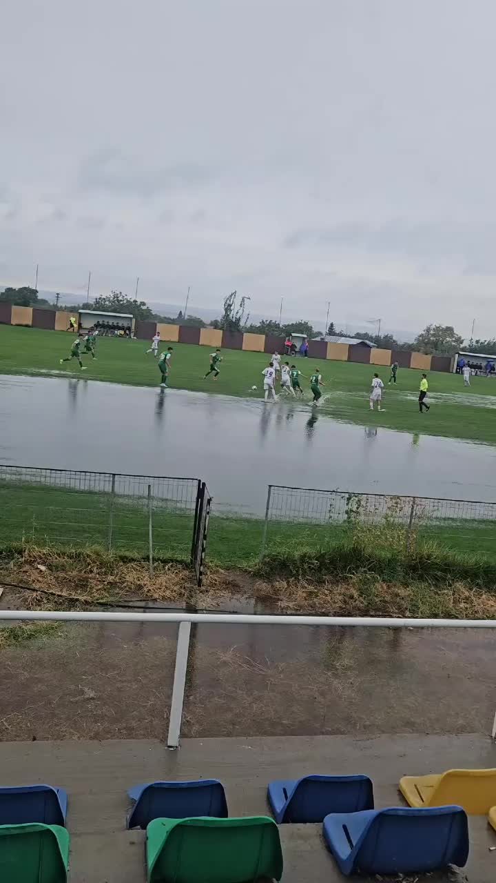 Așa are FRF grijă de copii?  Fotografii și un clip care arată  condițiile revoltătoare  de la un meci de U19 din România