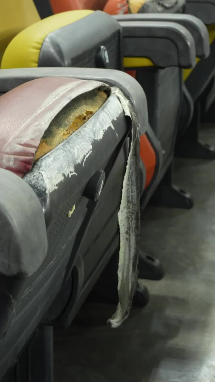 VIP doar cu numele   VIDEO:  Fotoliile de la Arena Națională,  rupte, găurite și „reparate” cu scotch!  Imagini dezolante surprinse de GOLAZO.ro