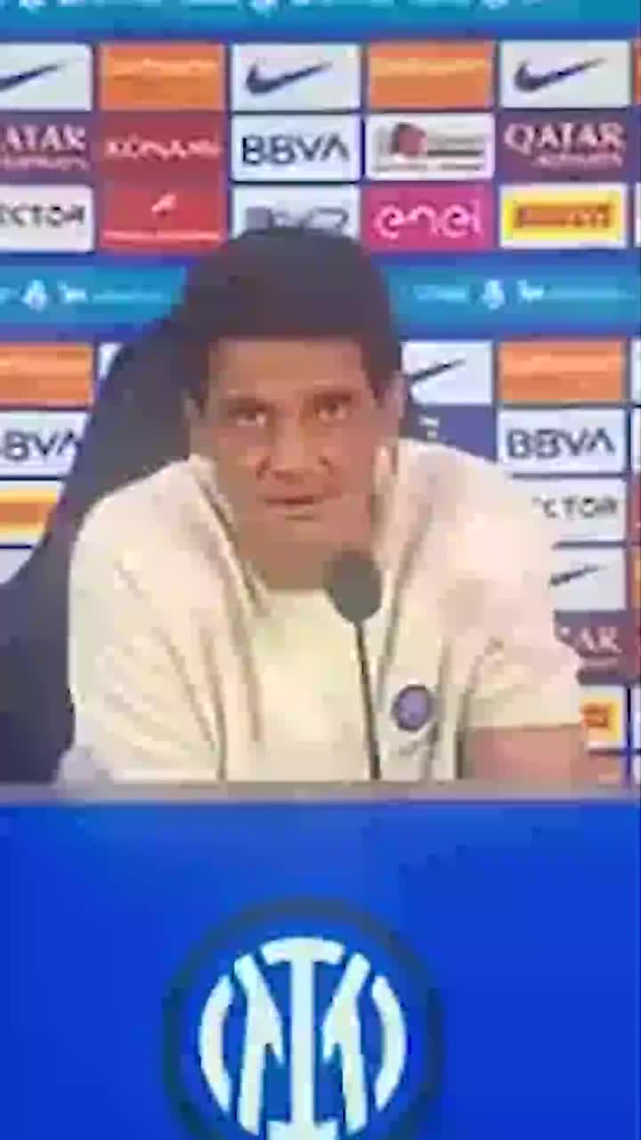 Chivu s-a dat cu capul de microfon!   FOTO-VIDEO.  Ce l-a făcut pe  antrenorul lui Inter  să-și piardă calmul la conferință