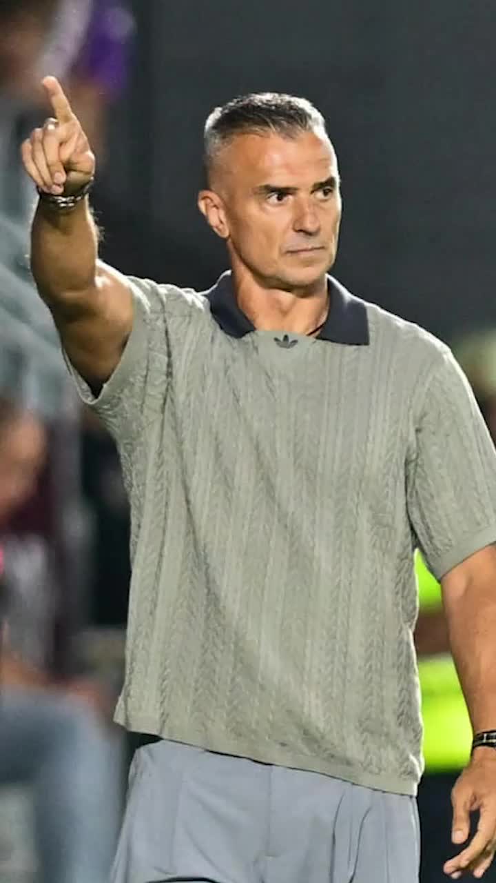 „Ar trebui să jucam pe alt stadion”   Daniel Pancu,  scos din sărite de starea gazonului de pe Giulești: „Poate și exprimarea ar fi mai bună”