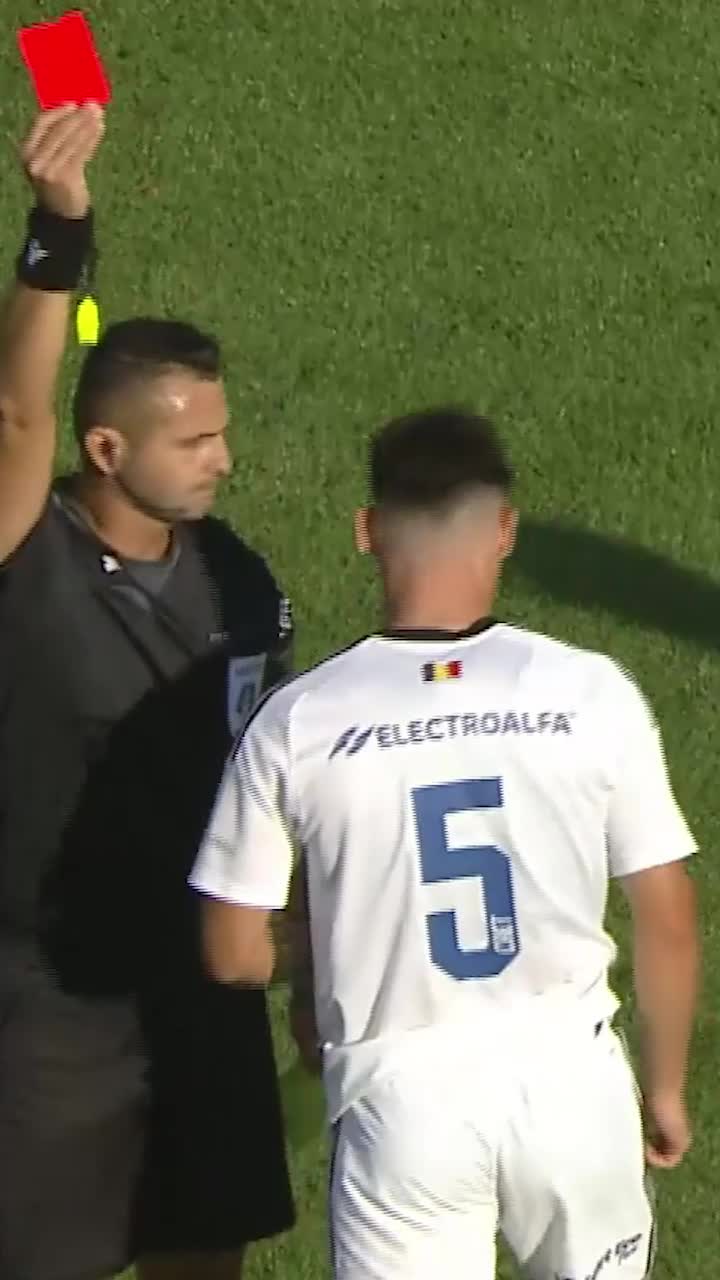 Eliminat după 9 minute    FOTO:  Intrare criminală în  CFR Cluj - FC Botoșani  » Arbitrul arătase inițial doar cartonașul galben