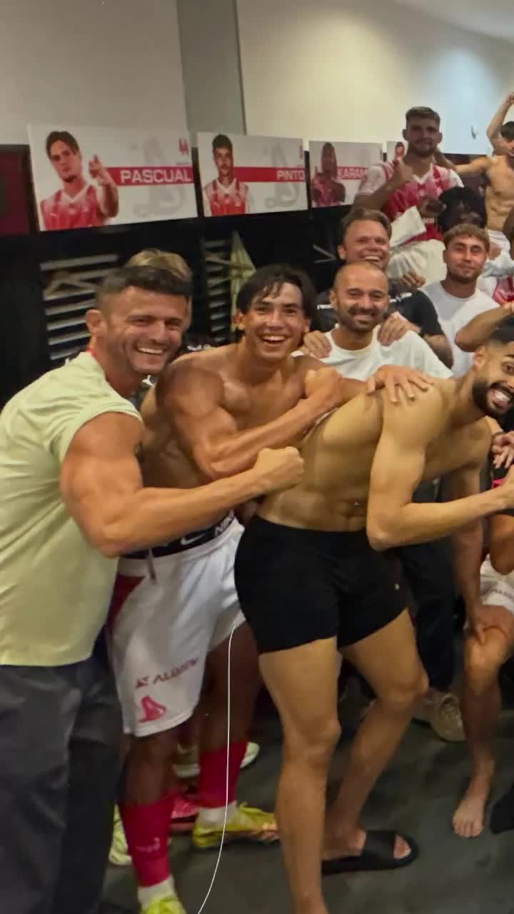 Show în vestiar   FOTO.  „Câinii”  și-au arătat mușchii  după ce au umilit Farul. Ce mesaj a postat Dinamo