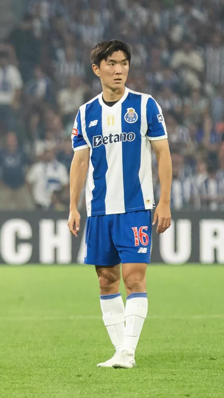 I-a răspuns rasistului!  Fotbalistul lui FC Porto, replică tăioasă pentru un fan al rivalei Benfica: „Nici măcar  nu poți să deschizi ochii”