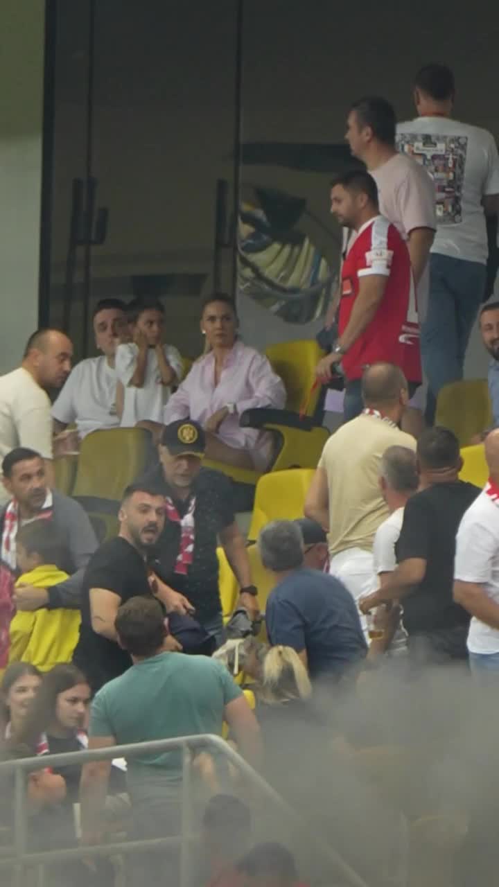 „Afectează imaginea clubului”   VIDEO.  Farul,  reacție dură  după ce o torță aruncată de propriii fani a lovit o mamă și un copil