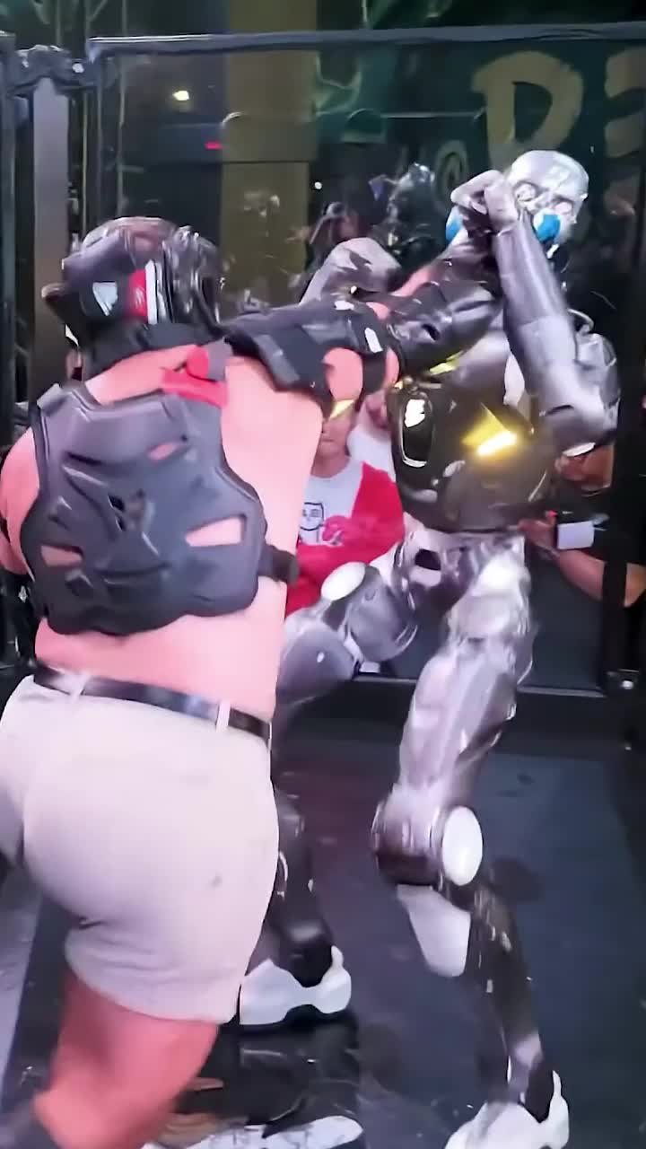 Om contra robot, în cușcă  VIDEO + FOTO: Prima  bătaie în stil „Terminator”  a ajuns în lumea reală! Trimis la podea!