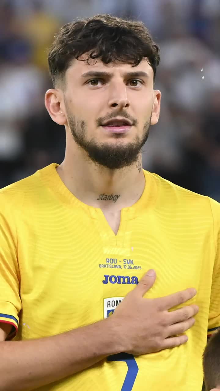 „Ce pot să zic?”   Jucătorul  lăsat acasă  de Hagi a rupt tăcerea: „N-am vorbit. Poate mă urmăresc, nu știu”