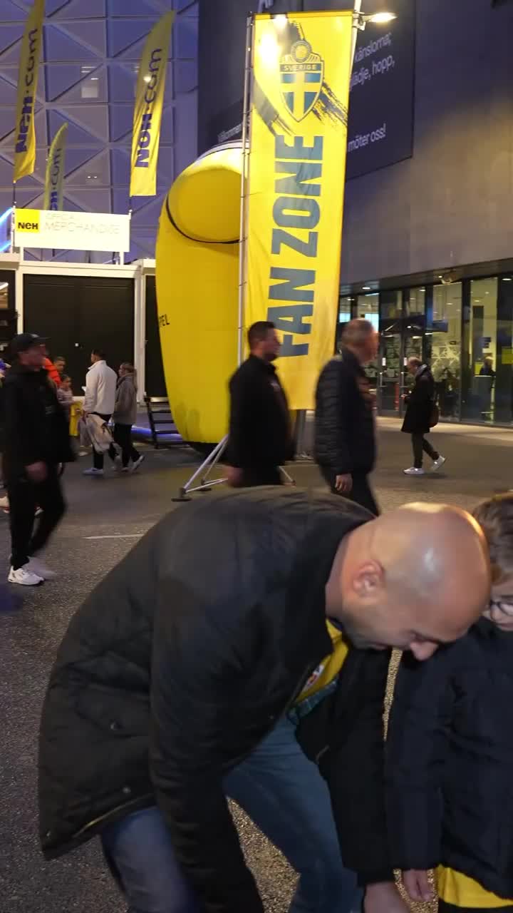 Rațiu i-a îndeplinit visul!   VIDEO.  Fundașul României,  gest superb  pentru un puști prezent la meciul cu Suedia: „Are și masca cu Sonic”