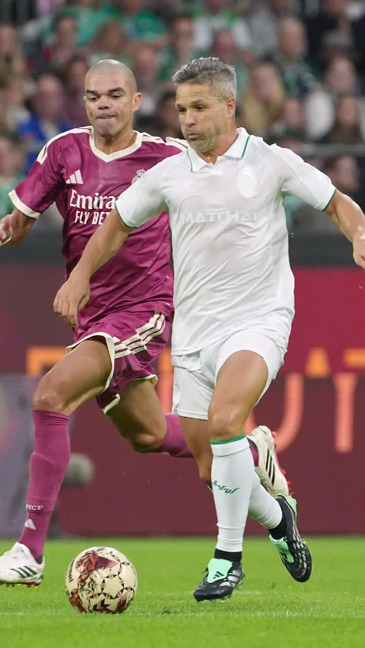 Pauză de hidratare cu bere și shot-uri   FOTO:  Moment neobișnuit la  amicalul de gală  cu legendele lui Werder Bremen și Real Madrid