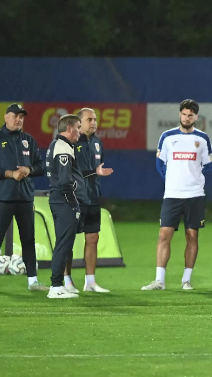 Cu capul plecat în fața tatălui  Ianis Hagi a stat cu privirea în pământ la  ședința ținută de selecționer  după meciul cu Suedia