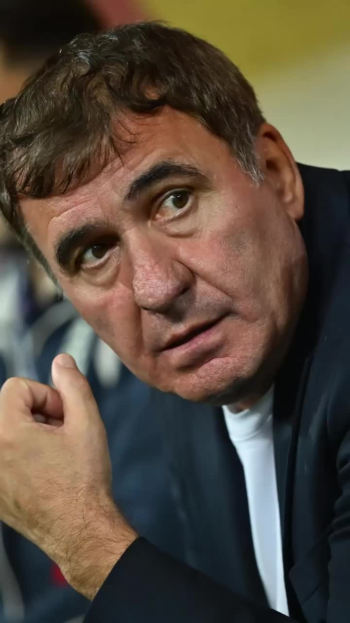 Furios, uluit, statuie!    Reacțiile lui Gică Hagi după cele trei goluri  primite în prima repriză cu Bosnia. Erori peste erori!