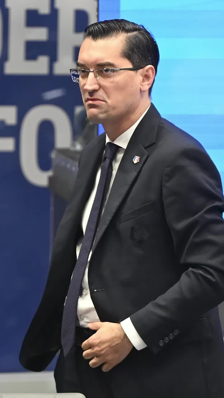 O imagine care arată lașitatea principalului responsabil de dezastruȘeful FRF s-a strecurat și a fugit de ziariști după eșecul cu Bosnia