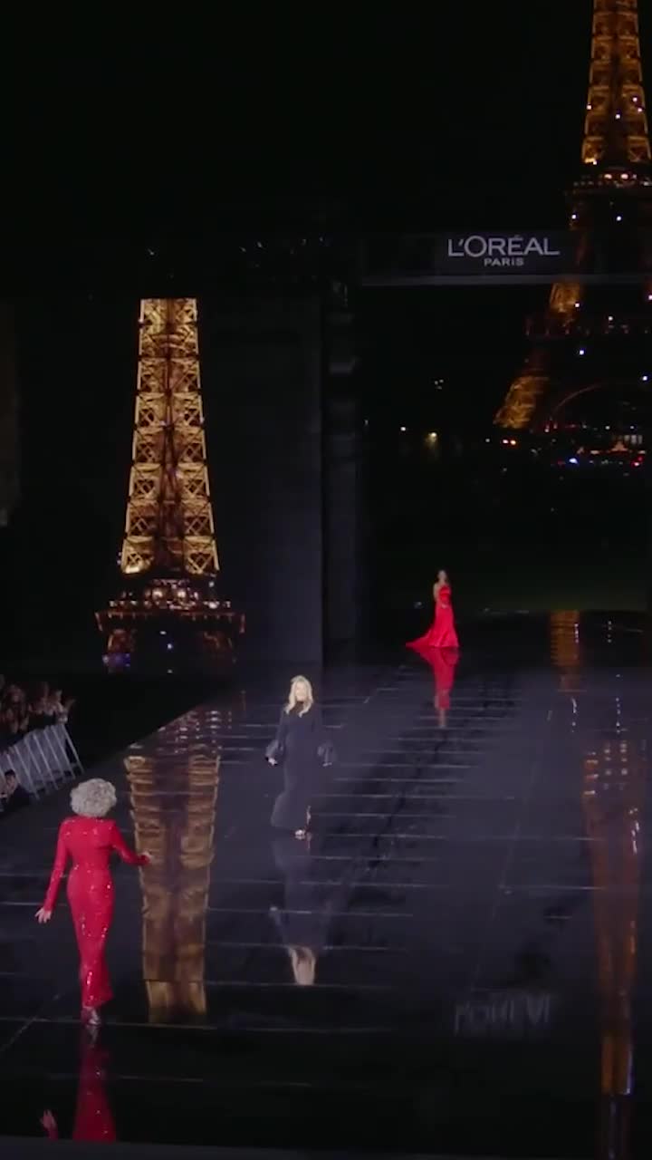 Apariție spectaculoasă!   FOTO:   Nadia Comăneci  a defilat alături de Kendall Jenner, Jane Fonda și Eva Longoria la Paris Fashion Week