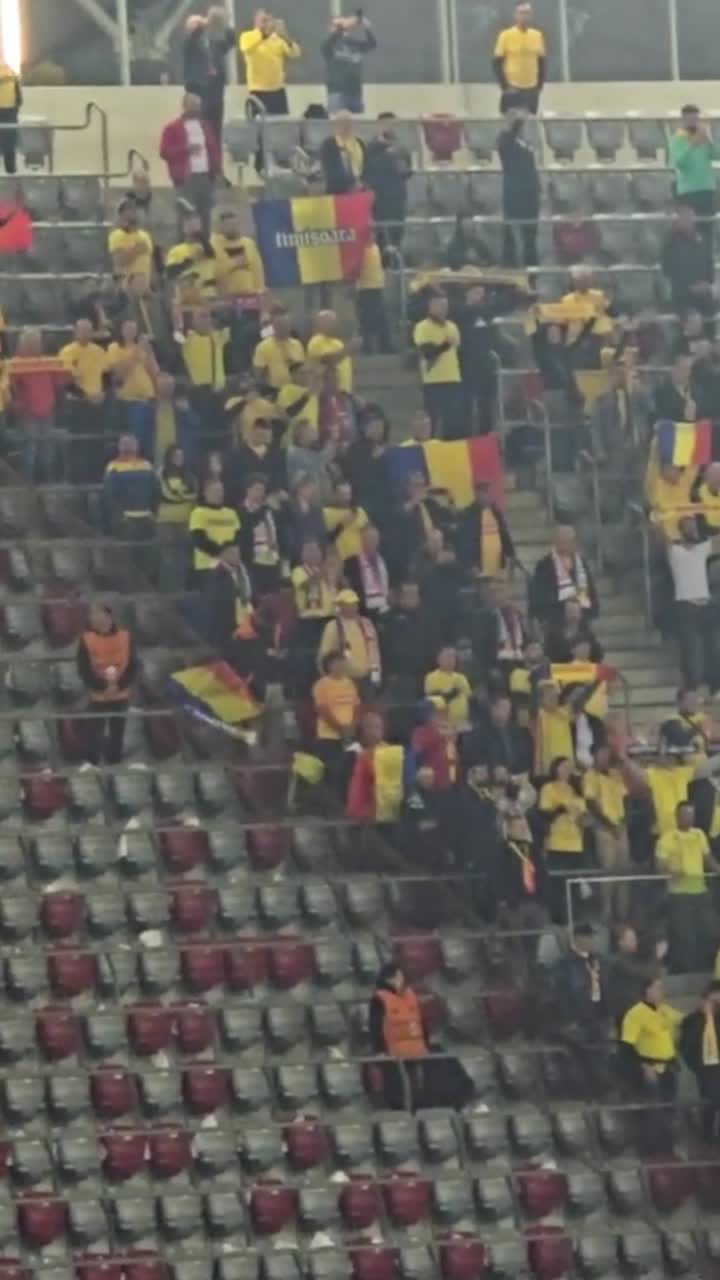 Incredibilă atmosferă la Varșovia  Duelul imnurilor, la start.  Impresionanți, polonezii!  Greu pentru 1.000 de români!