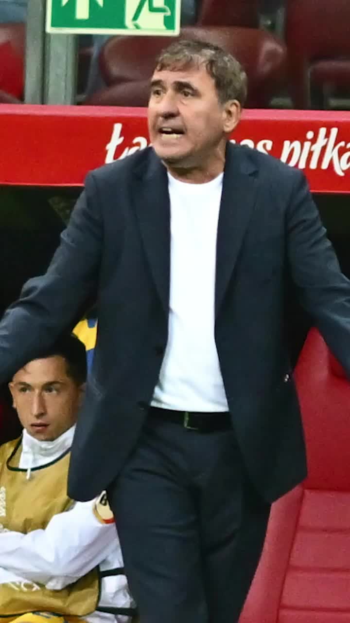 Hagi, întrebat dacă își dă demisia   Răspunsul selecționerului  și mărturisirea făcută: „Durerea e prea mare”