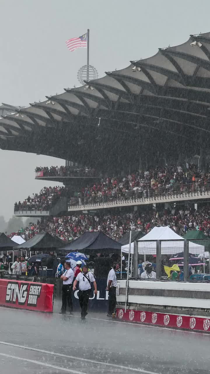 Potop la Sepang   FOTO.    MP al Bahrainului  a început cu o oră și jumătate întârziere din cauza furtunii teribile