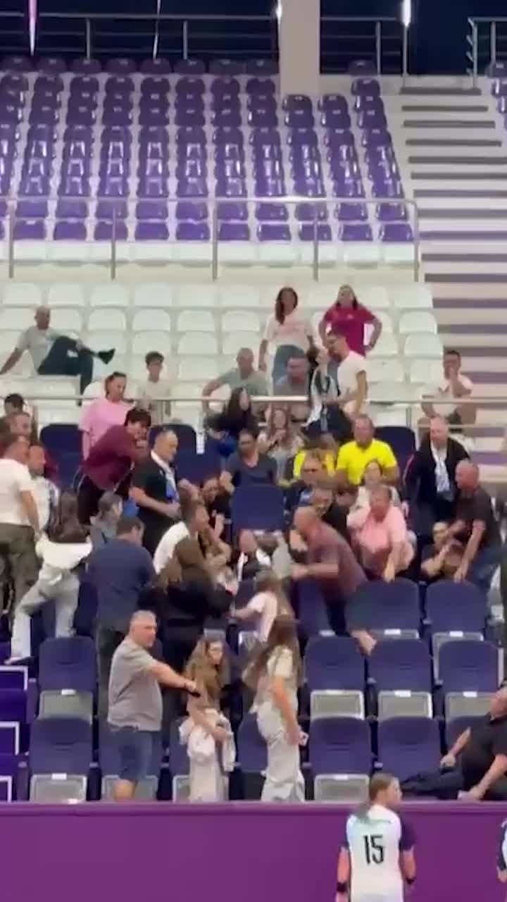 Scene șocante la handbal    FOTO.  Părinții  s-au luat la bătaie  în tribune la un meci de juniori din Timișoara