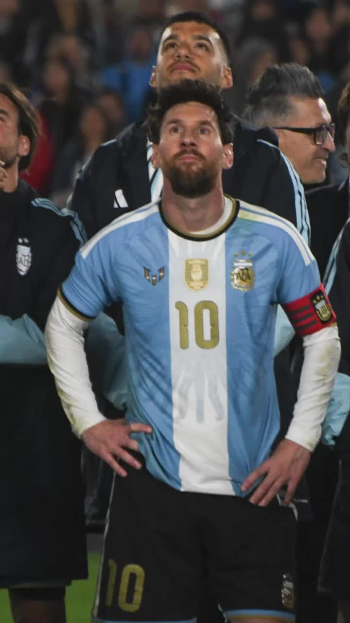 Moment jenant la retragerea lui Messi   FOTO.  Ce apărut pe cer la  spectacolul cu drone  dedicat argentinianului » 80.000 de oameni au huiduit copios