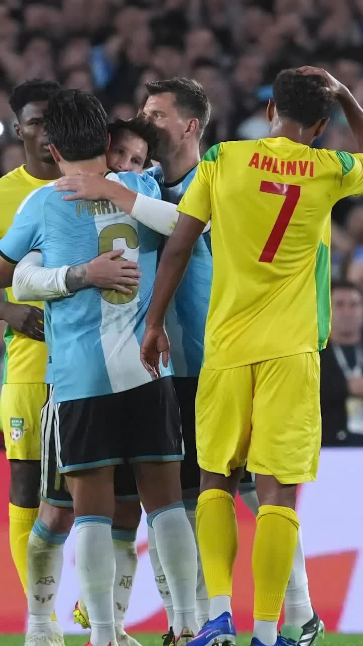 Au jucat la retragerea lui Messi   Un mijlocaș de la Farul a fost pe „Monumental”  la Argentina - Benin 3-0. Fost stoper al Petrolului, titular vs Leo