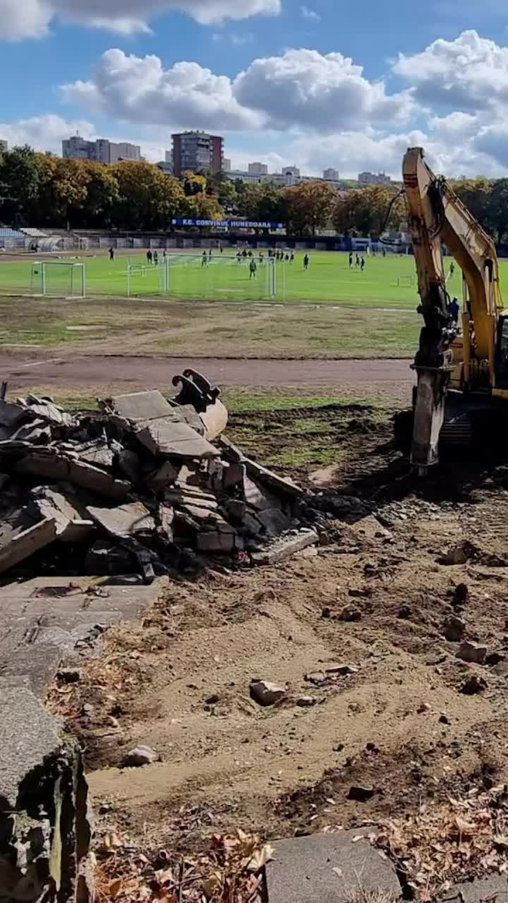 Șantier la Hunedoara    FOTO.  A început  demolarea vechiului stadion  al Corvinului » Când vor fi gata lucrările