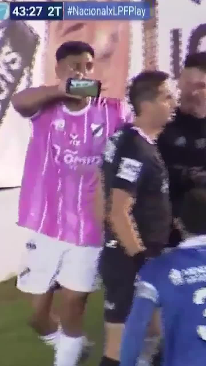 Moment incredibil   FOTO.  Arbitrul a anulat un penalty după ce a văzut  reluarea pe telefonul unui jucător